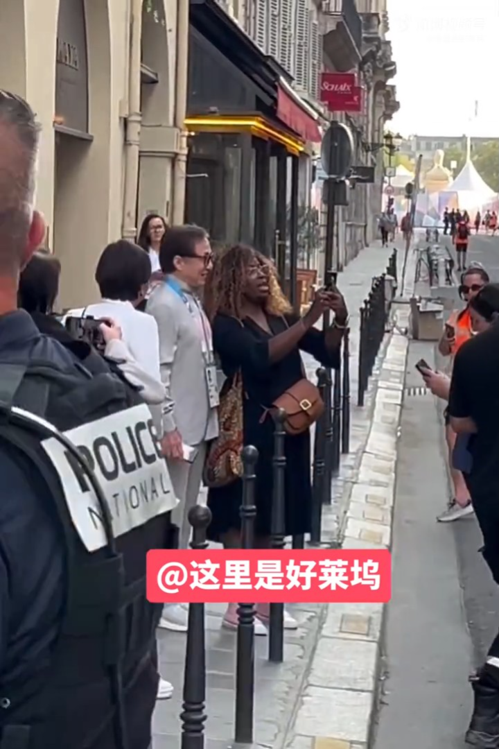 成龍大受法國人歡迎,不少人要求跟他合照。