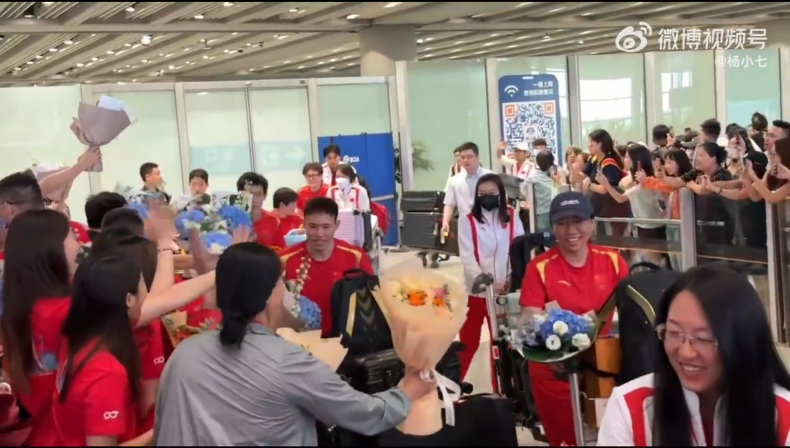 接機的民眾見到全紅嬋之後,衝出來放花給她,令她一度淹沒在人海裡。