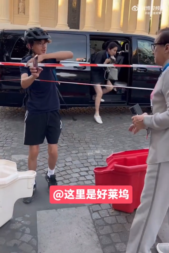 成龍大受法國人歡迎,不少人要求跟他合照。