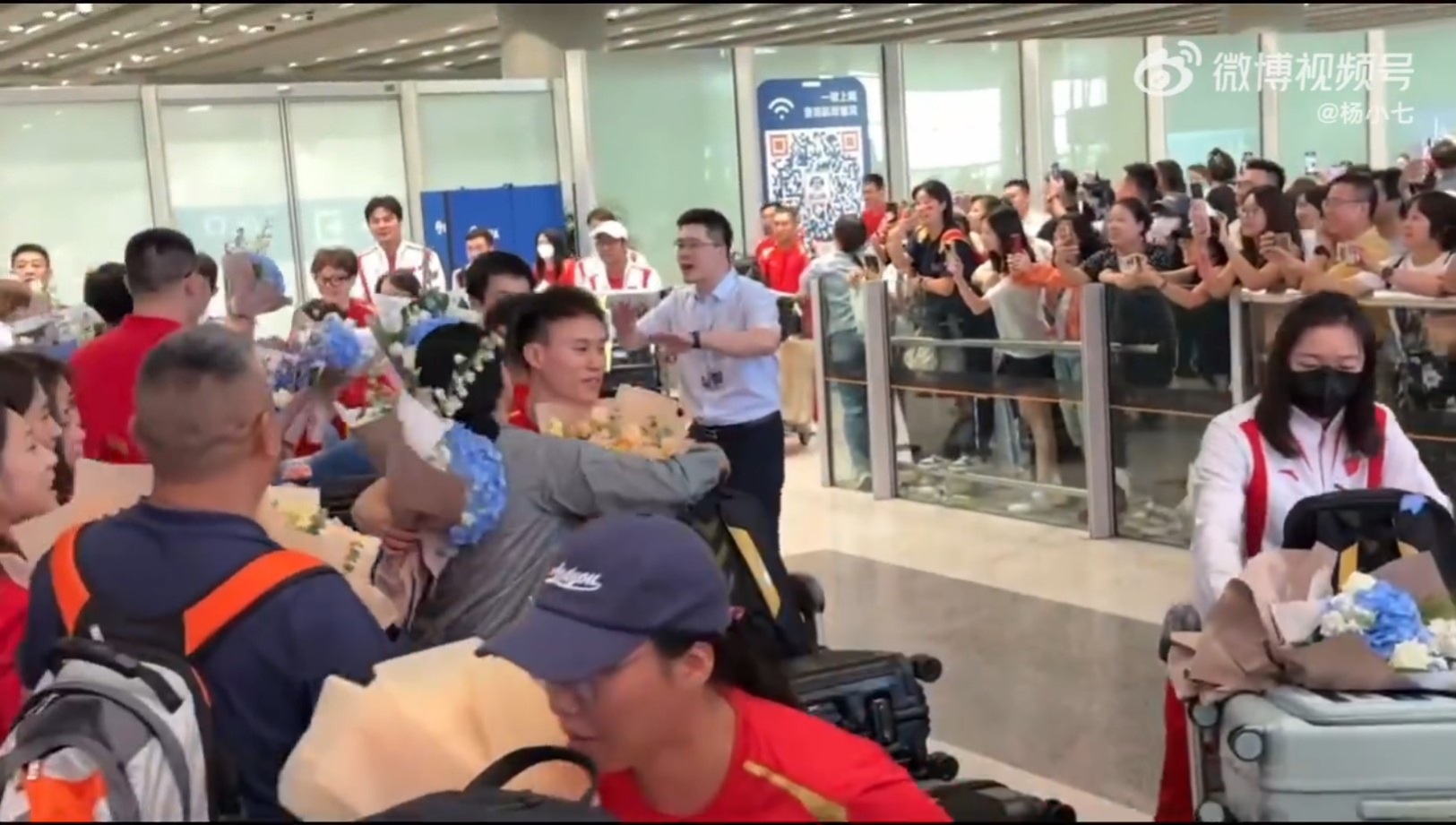 接機的民眾見到全紅嬋之後,衝出來放花給她,令她一度淹沒在人海裡。