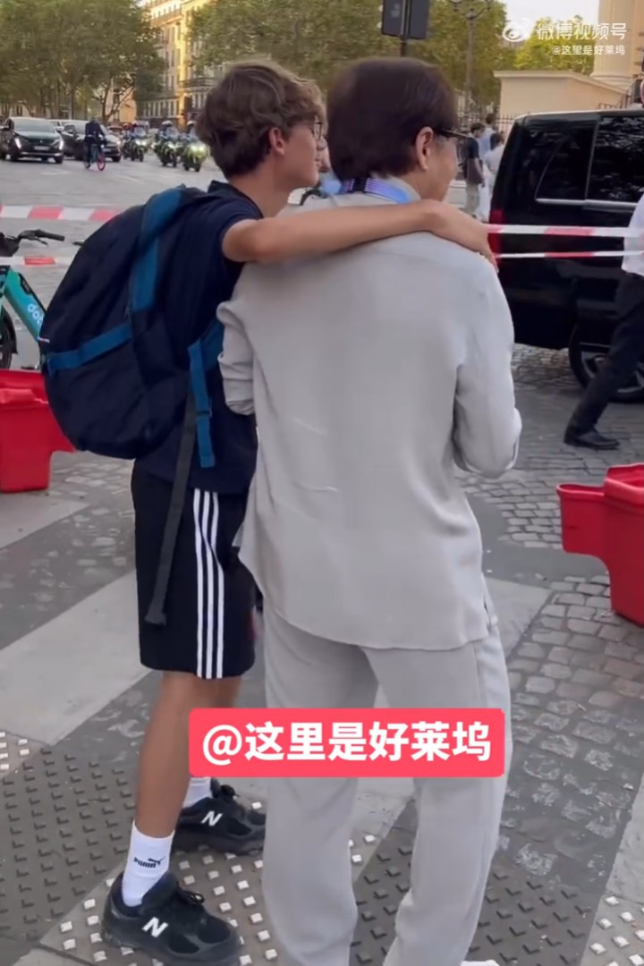 成龍大受法國人歡迎,不少人要求跟他合照。