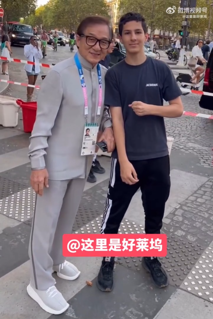 成龍大受法國人歡迎,不少人要求跟他合照。