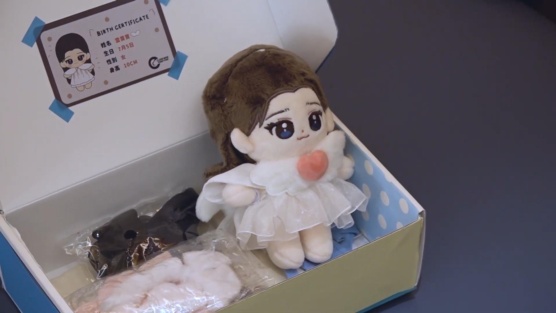 在生日會上,雲浩影收到迷你版的自己「雲寶寶」作禮物。