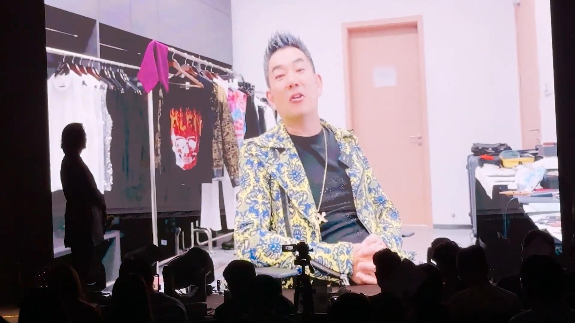 任賢齊拍片恭賀鄭伊健登陸高雄巨蛋,並點唱台語歌。