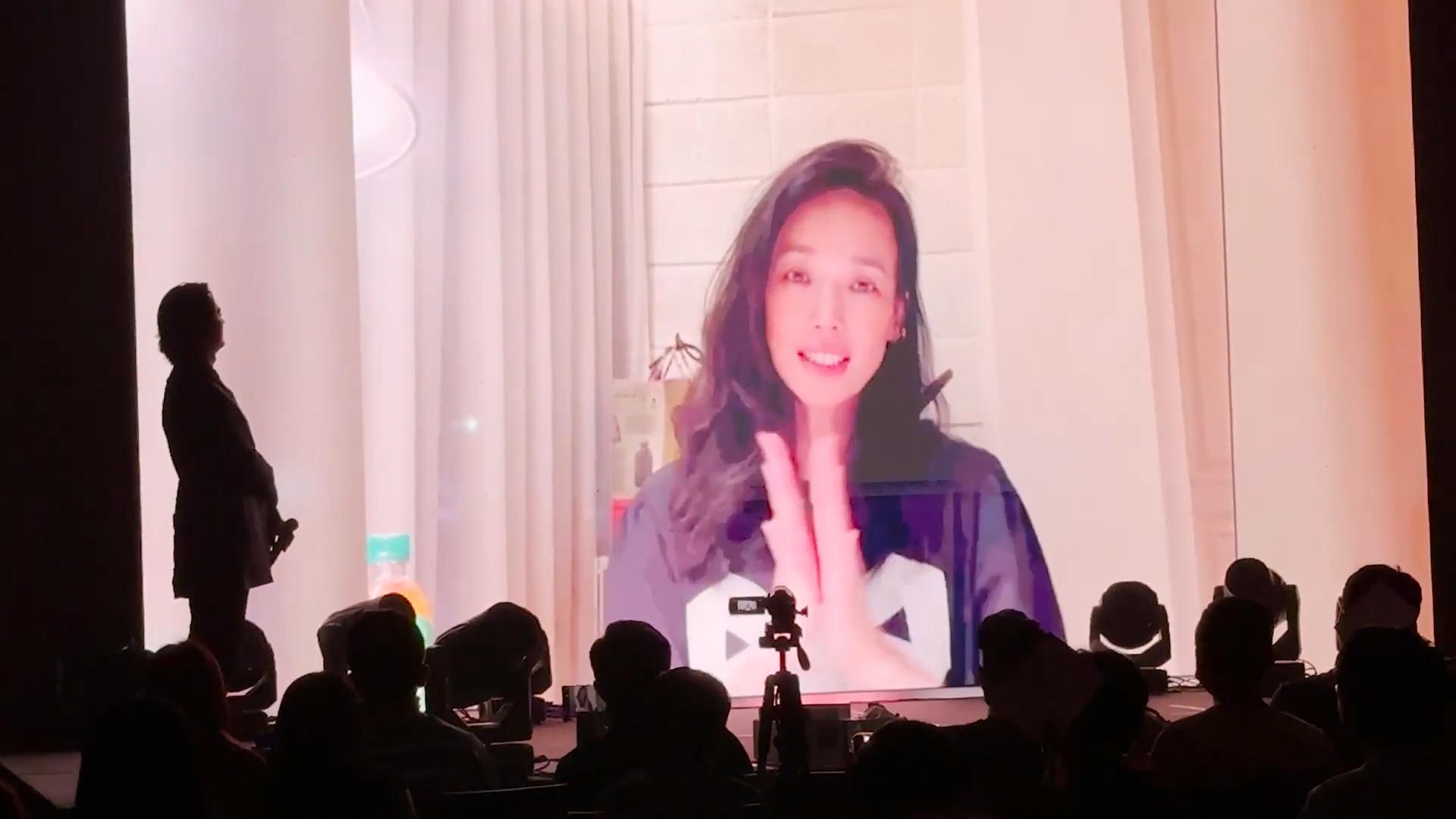 舒淇拍片恭賀鄭伊健登陸高雄巨蛋,大開金口拍著手唱《歡迎歌》。