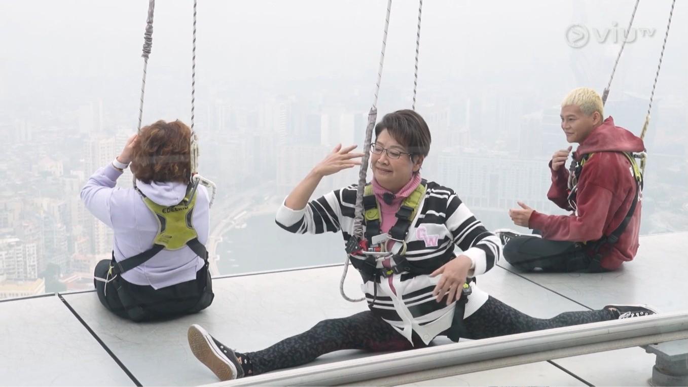 鍾慧冰拍《Auntie妳好東南亞玩番轉》時,在澳門回歸塔上落一字馬。