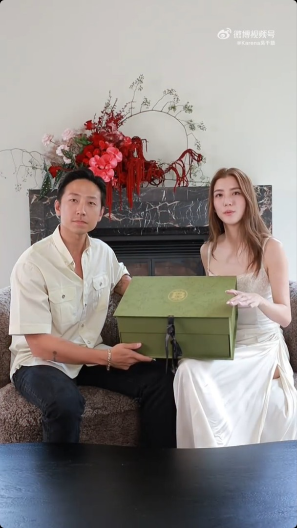 吳千語與施伯雄公開他們回禮的禮物,價值至少6千元。