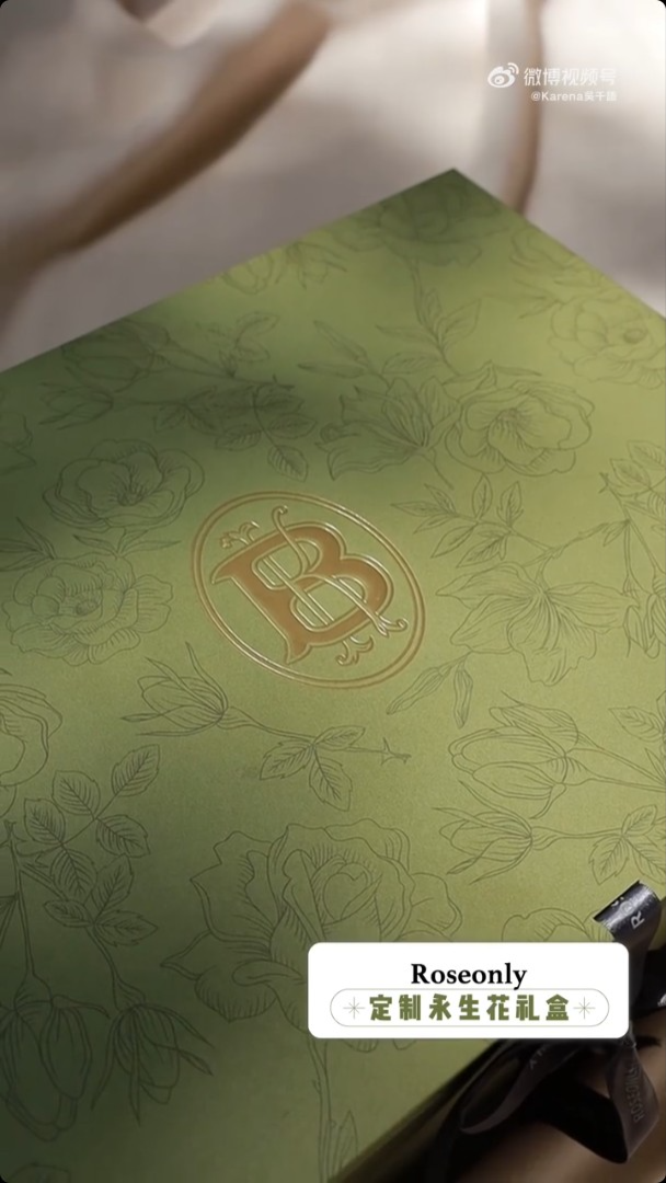 吳千語與施伯雄公開他們回禮的禮物,價值至少6千元。