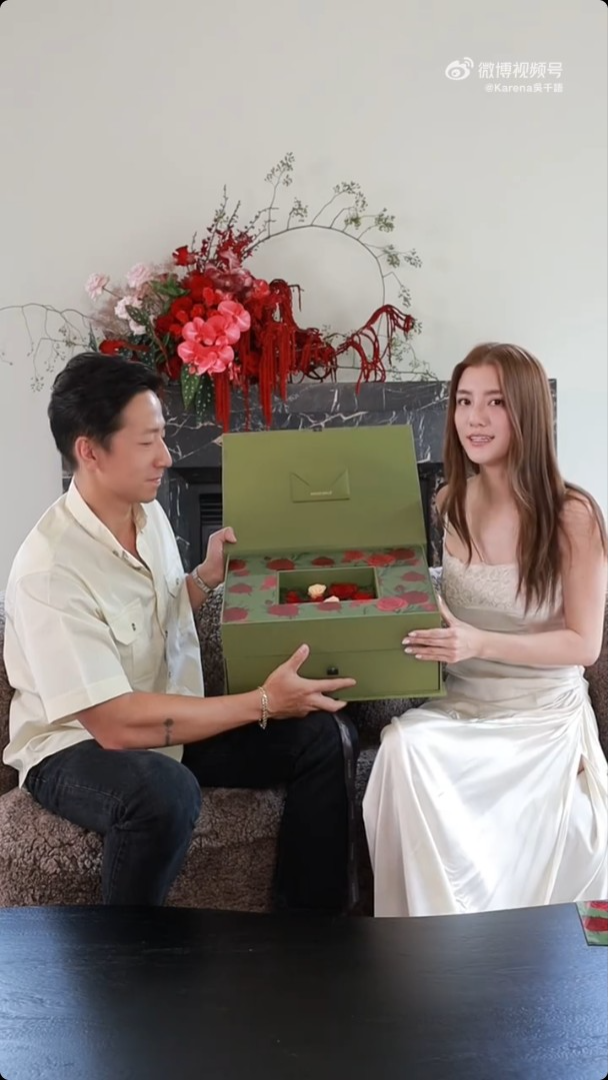 吳千語與施伯雄公開他們回禮的禮物,價值至少6千元。