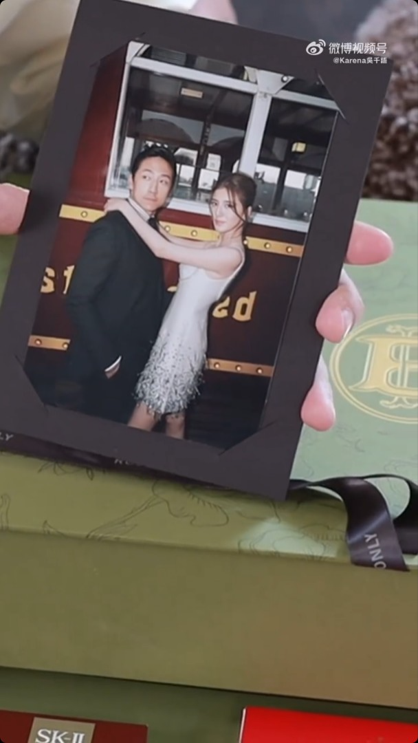 吳千語與施伯雄公開他們回禮的禮物,價值至少6千元。