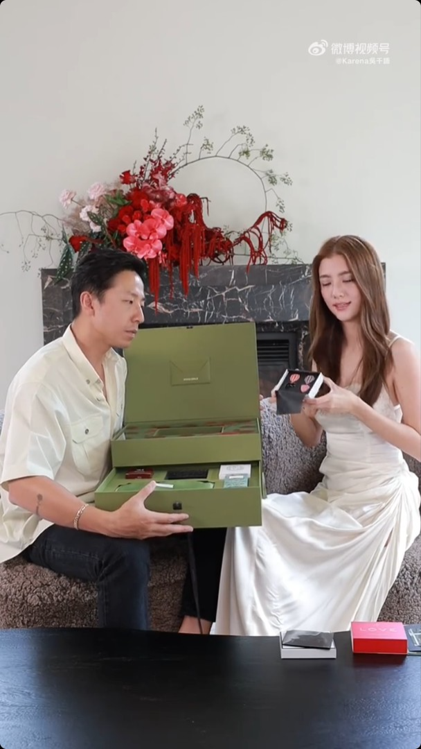 吳千語與施伯雄公開他們回禮的禮物,價值至少6千元。