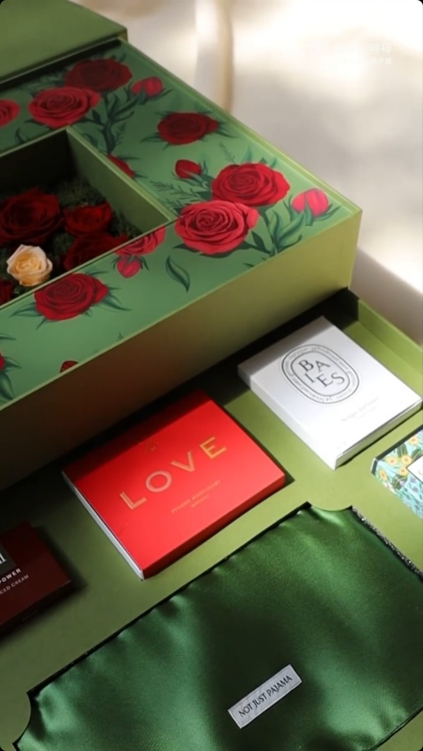 吳千語與施伯雄公開他們回禮的禮物,價值至少6千元。