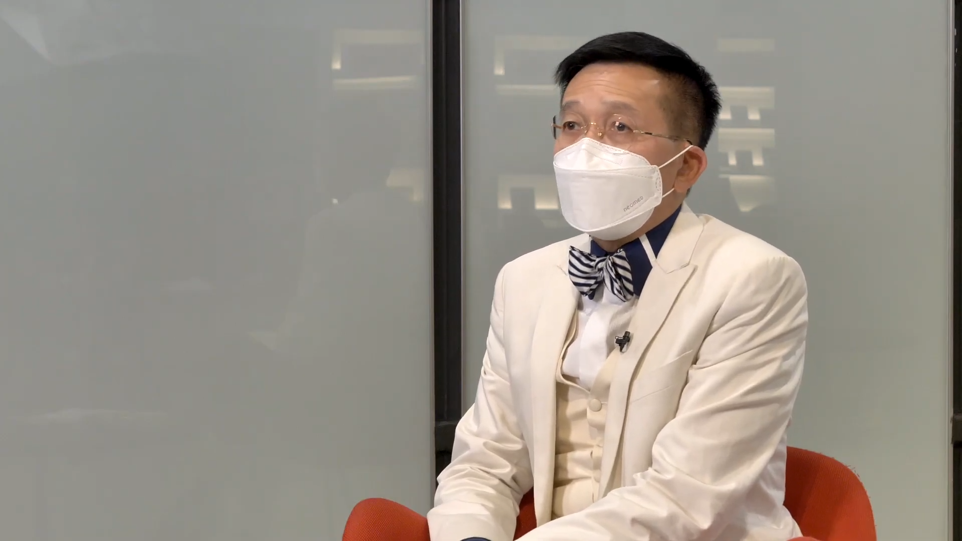 黎青龍因為七彩西裝打扮令人印象極深。