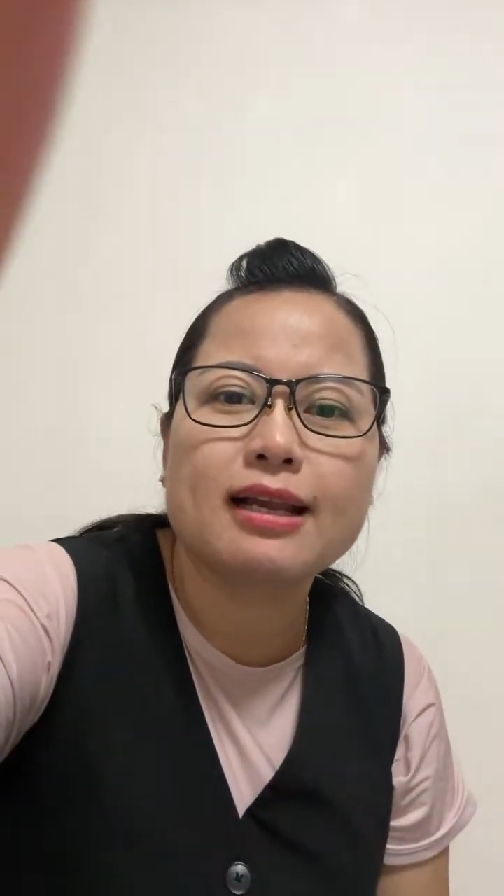 何太聽到敲門聲後不久,就結束了直播,疑似因為警察登門。