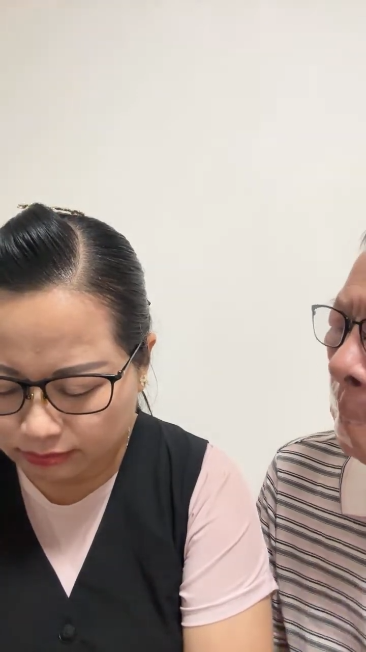 何伯用膠紙自封嘴巴,加上啜泣令他難以回氣,一度谷到面紅。