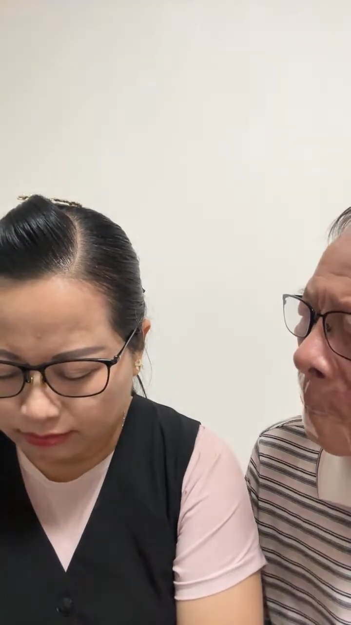 何伯用膠紙自封嘴巴,加上啜泣令他難以回氣,一度谷到面紅。