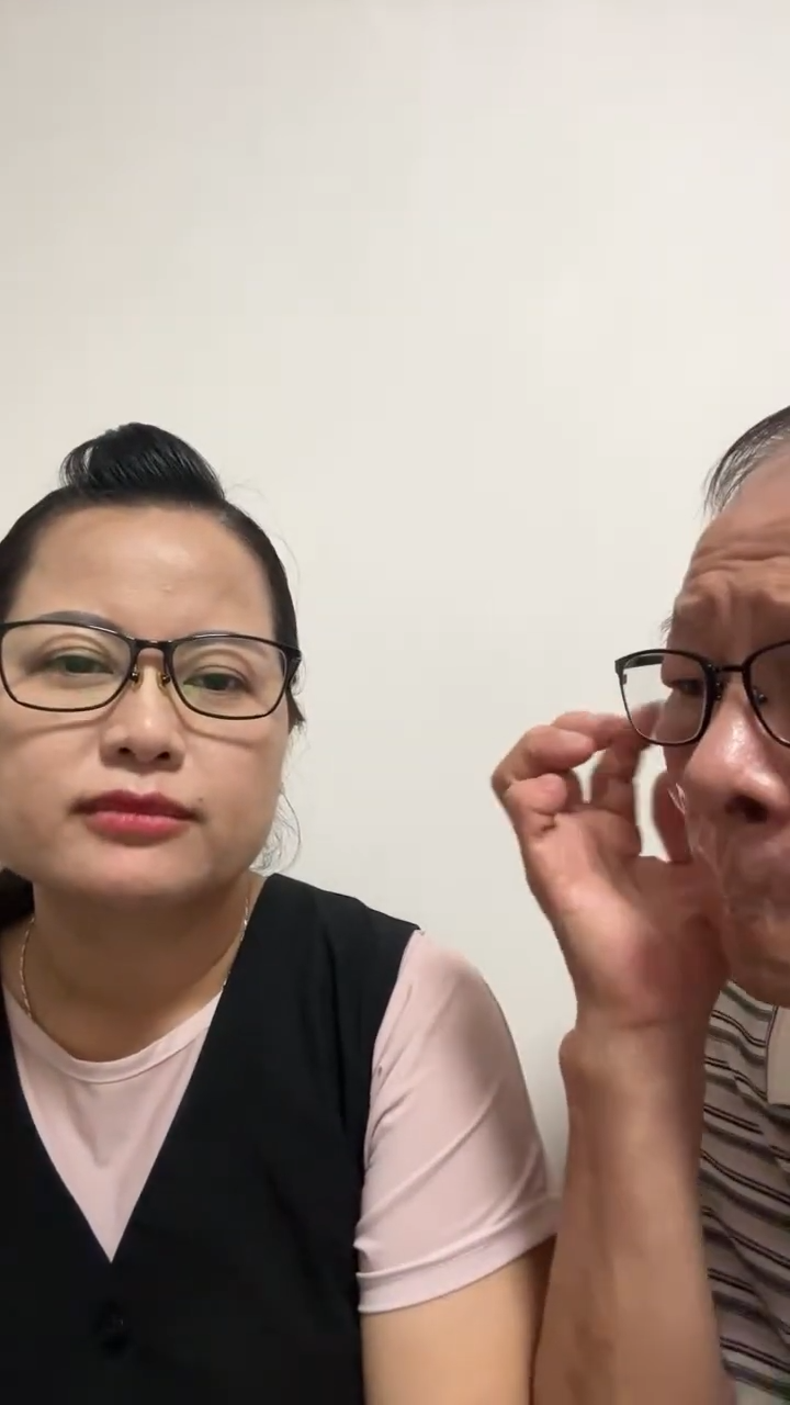 何伯用膠紙自封嘴巴,加上啜泣令他難以回氣,一度谷到面紅。