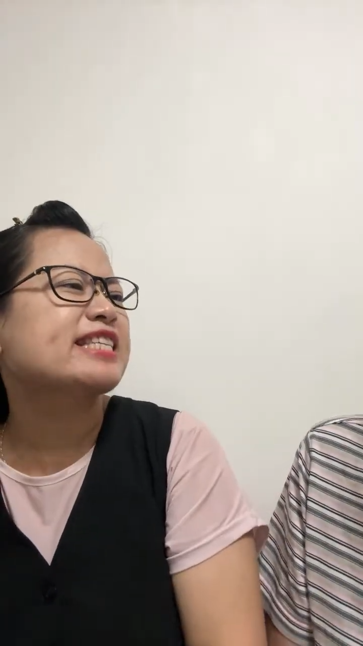 何太在直播中鬧何伯累人累物。