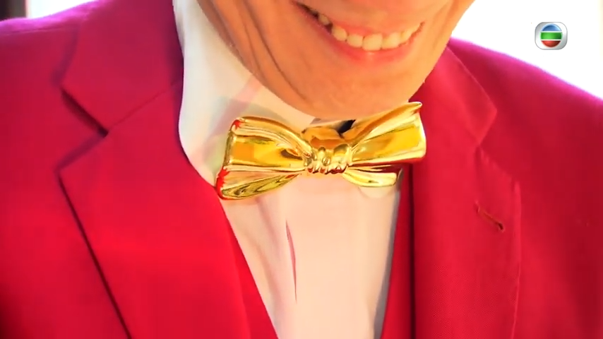 黎青龍有金色的煲呔。