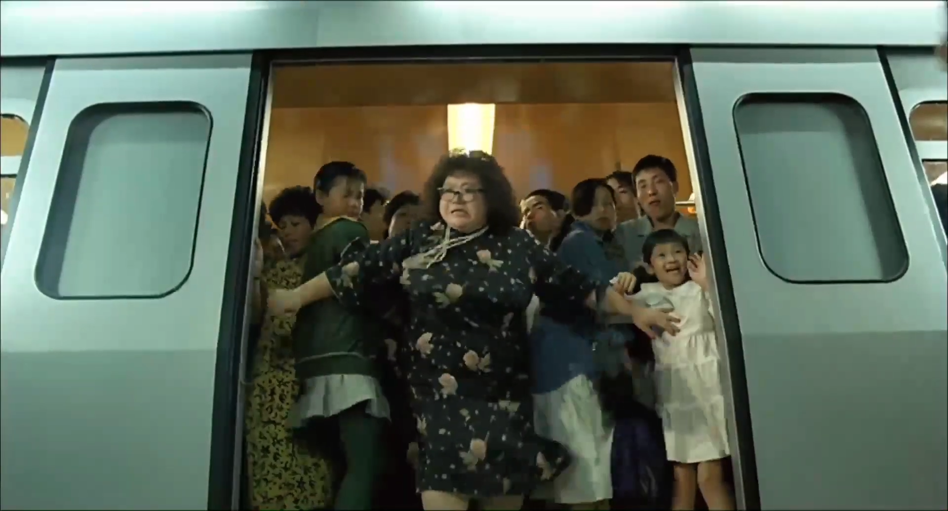 《富貴逼人》有不少場景在地鐵車站及車廂取景。