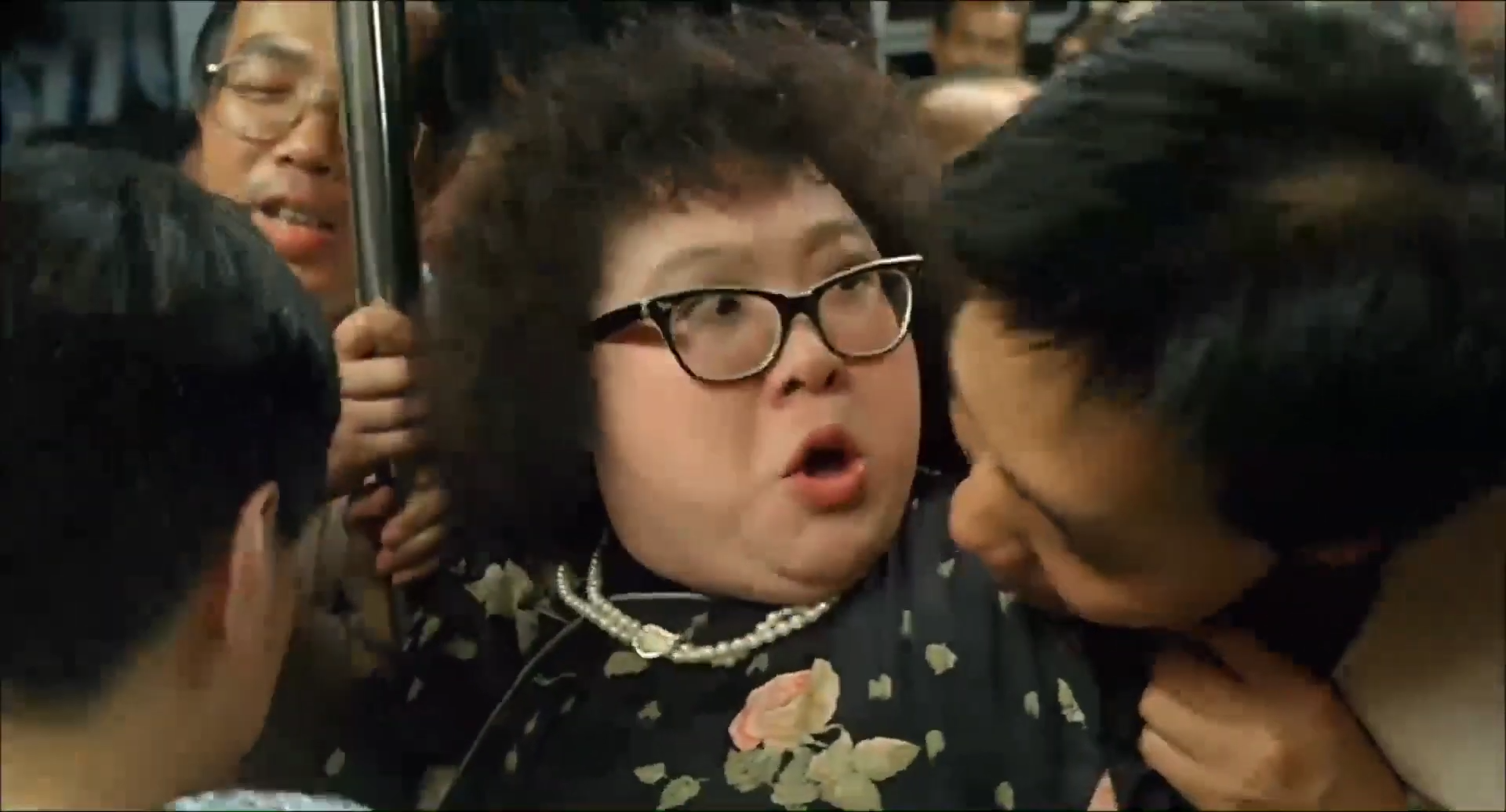 《富貴逼人》有不少場景在地鐵車站及車廂取景。