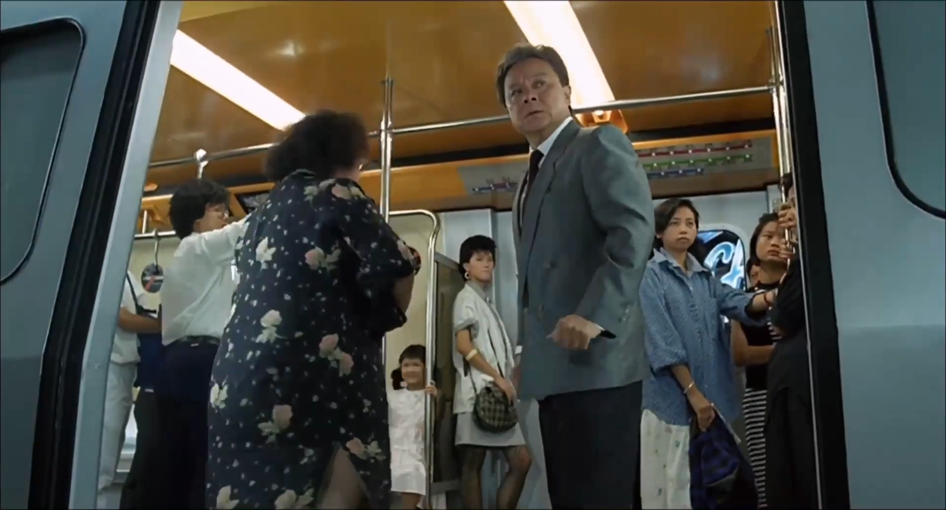 《富貴逼人》有不少場景在地鐵車站及車廂取景。