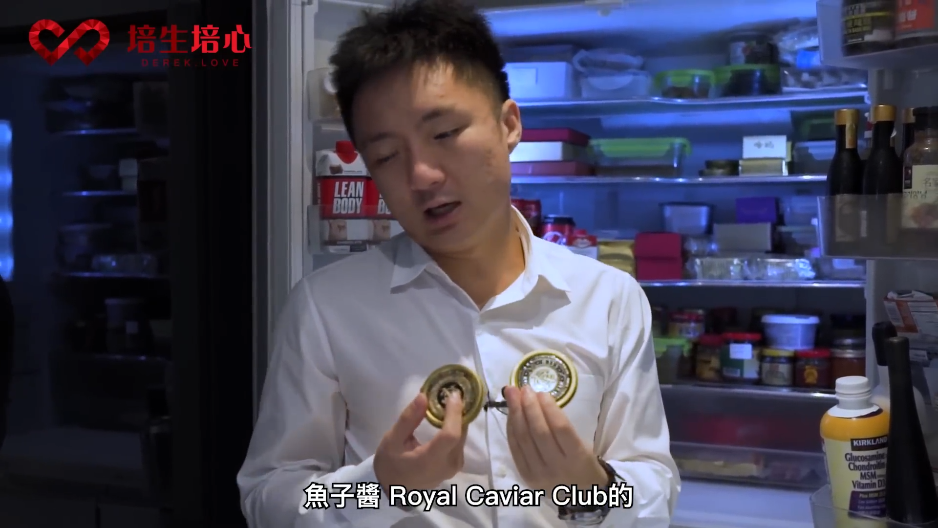 鍾培生透露家中有5個雪櫃,從影片所見,其中2個雪櫃都放置蔬菜、凍肉、醬汁、飲品,以及大量叮叮點心。