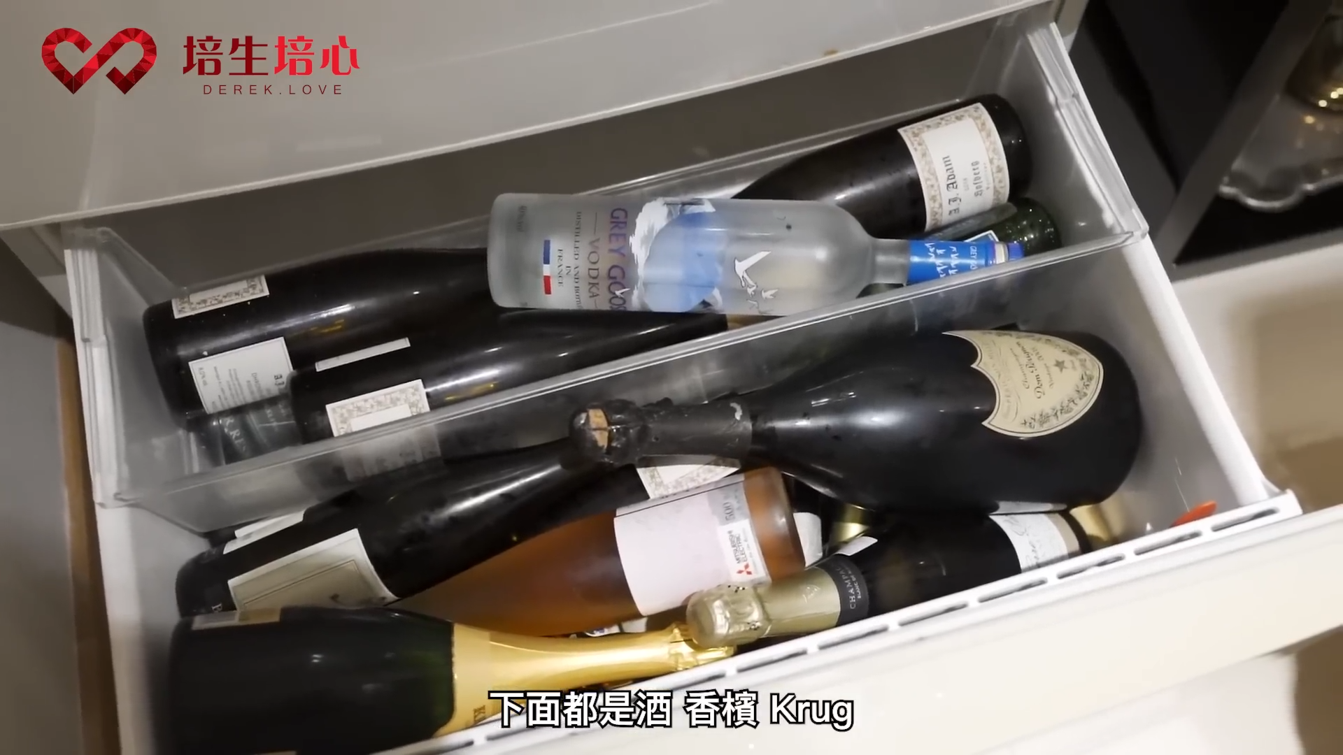 鍾培生雪櫃擺放大量靚酒、雪糕、花膠等。