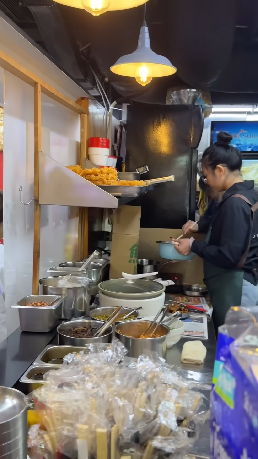 陳志雲直踩葵廣「試臭」,更同螺螄粉店員做訪問!