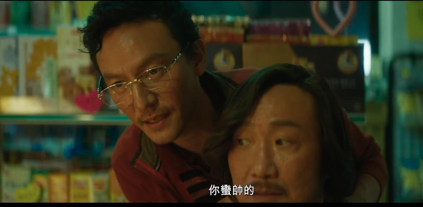 張震搭著鄭中基膊頭,讚對方以香港人來說,算是靚仔。