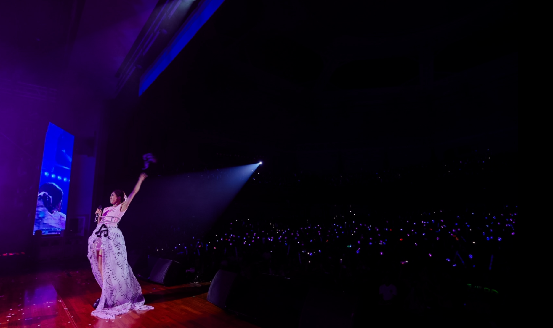 鍾嘉欣在個唱上拋花球。