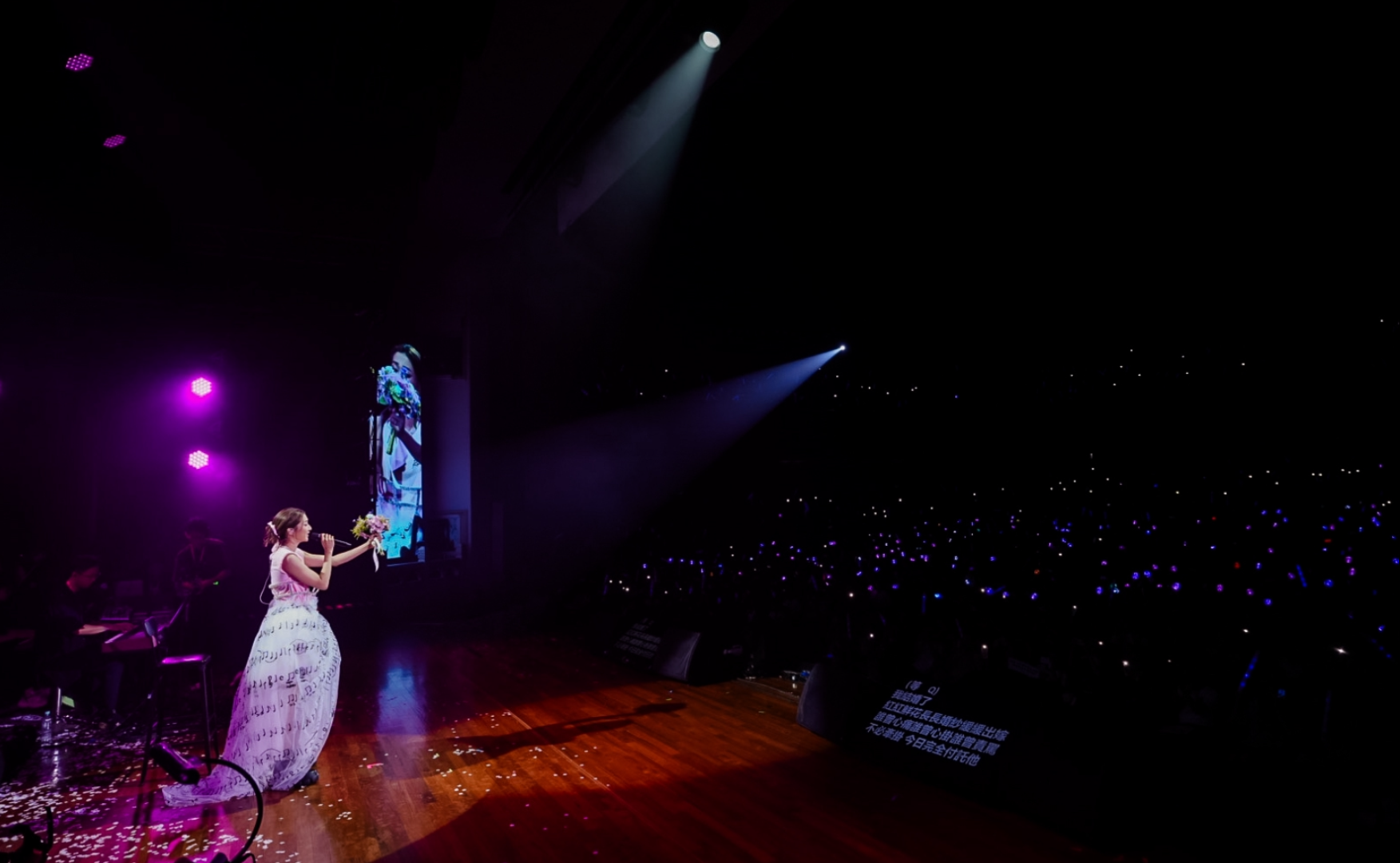 鍾嘉欣在個唱上拋花球。