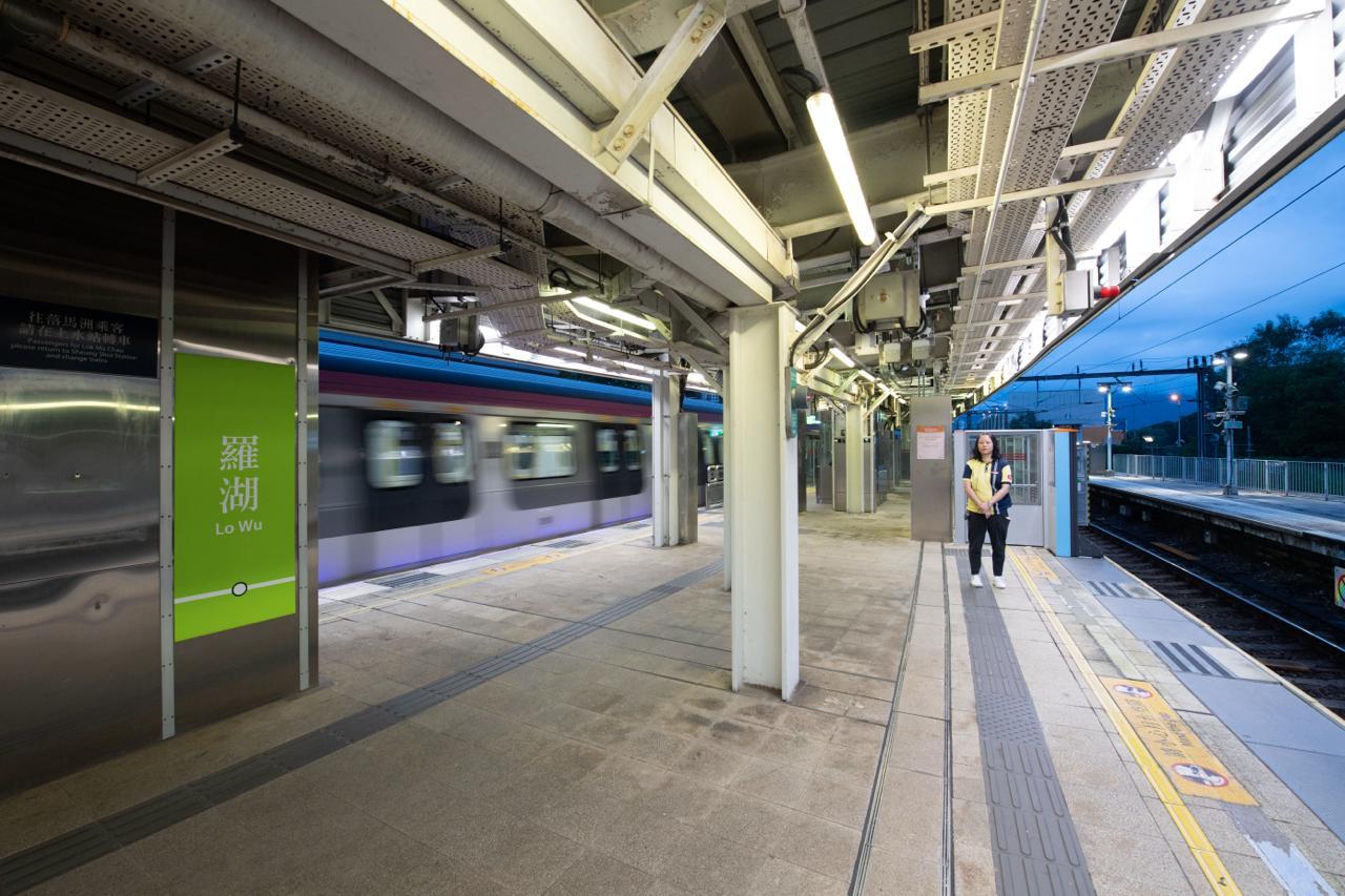 港鐵羅湖站提前開展自動月台閘門安裝工作。(港鐵提供)