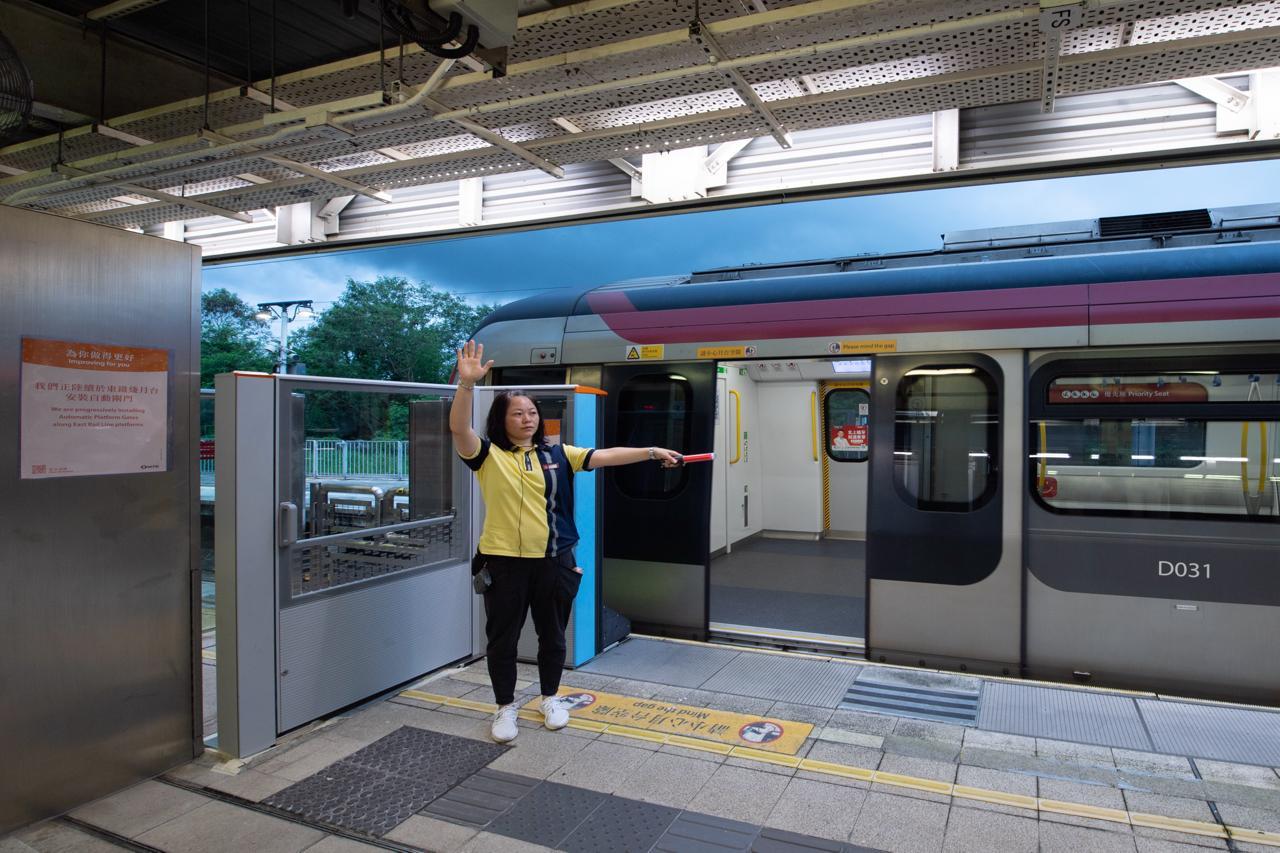 港鐵羅湖站提前開展自動月台閘門安裝工作。(港鐵提供)