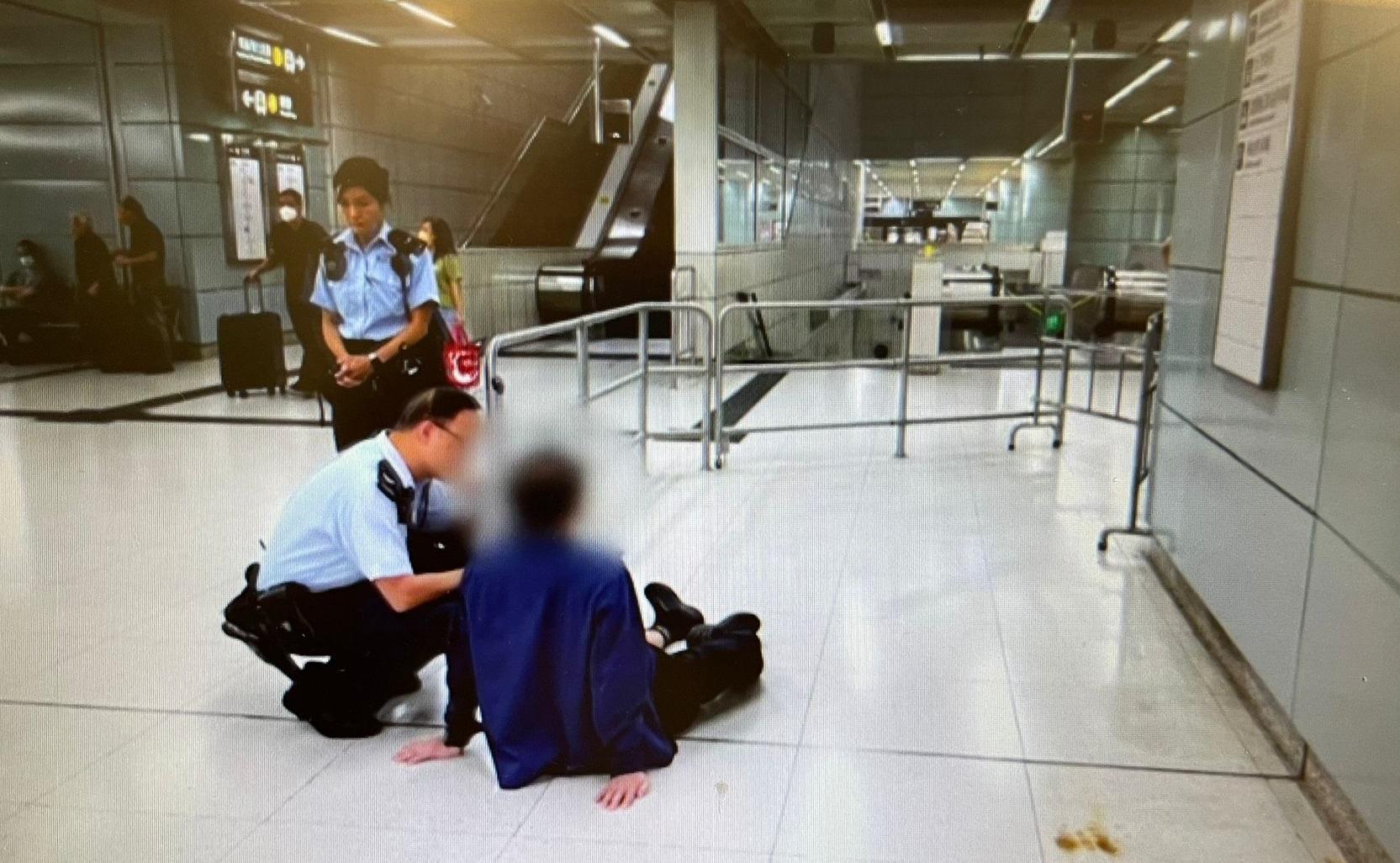 張女士去年在港鐵扶起老伯,怎料被對方索賠5萬再捱告。(東張西望截圖)