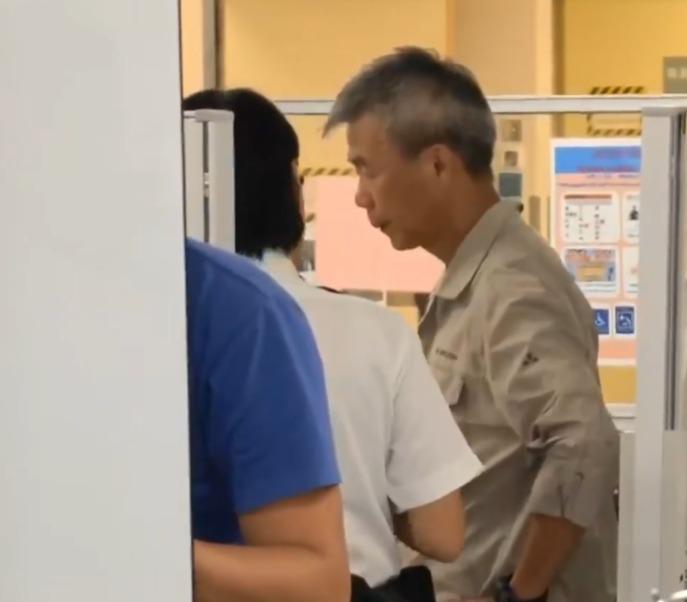 46歲漁護署男職員在大帽山暈倒後送院不治,同行的同事在急症室情緒激動。(電視截圖)