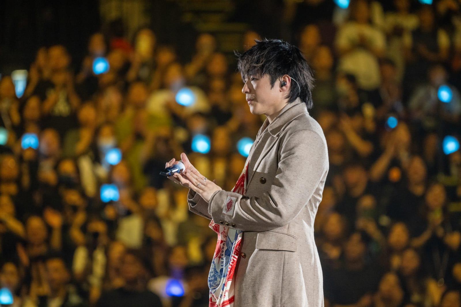 有報道指陳卓賢(Ian)演唱會尾場,有觀眾遭保安以電筒照射致右眼暫失視力。