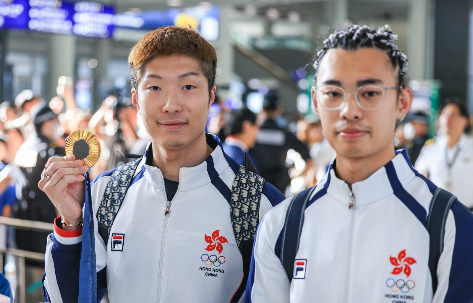 巴黎奧運.香港代表|張家朗凱旋返港微笑展示金牌 指運動員有無獎牌都值得尊敬