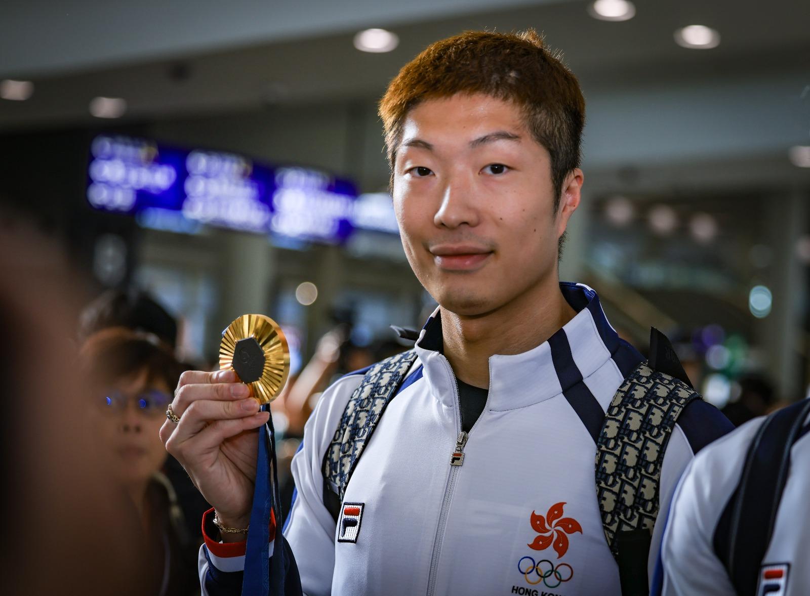 巴黎奧運.香港代表|張家朗凱旋返港微笑展示金牌 指運動員有無獎牌都值得尊敬