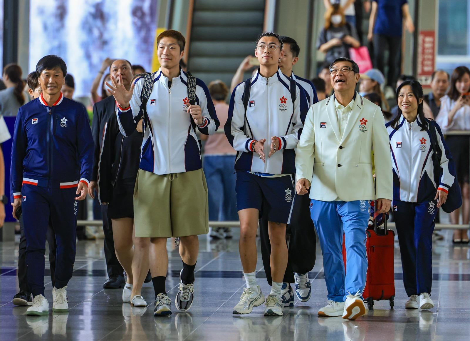 巴黎奧運.香港代表|張家朗凱旋返港微笑展示金牌 指運動員有無獎牌都值得尊敬