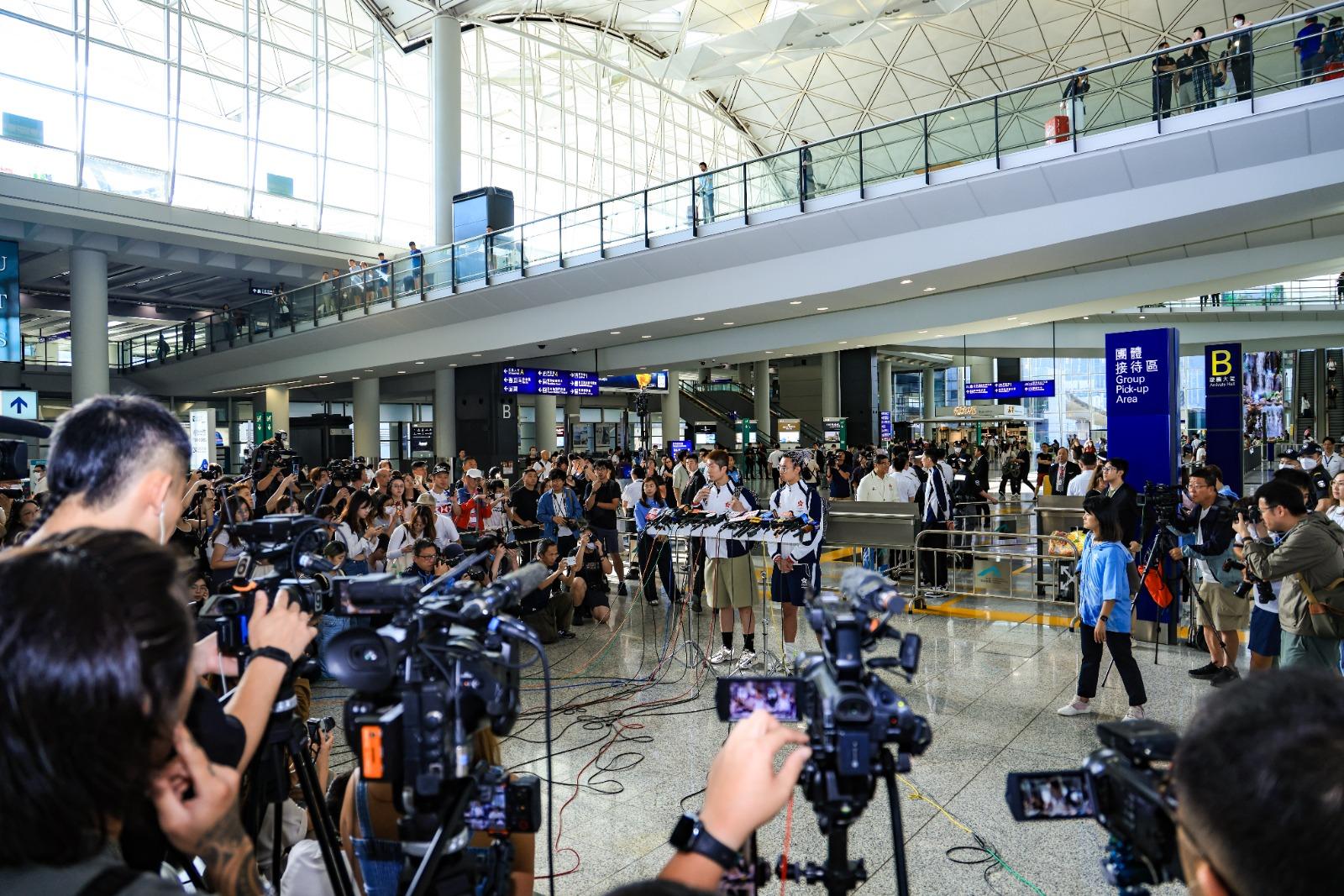 巴黎奧運.香港代表|張家朗凱旋返港微笑展示金牌 指運動員有無獎牌都值得尊敬