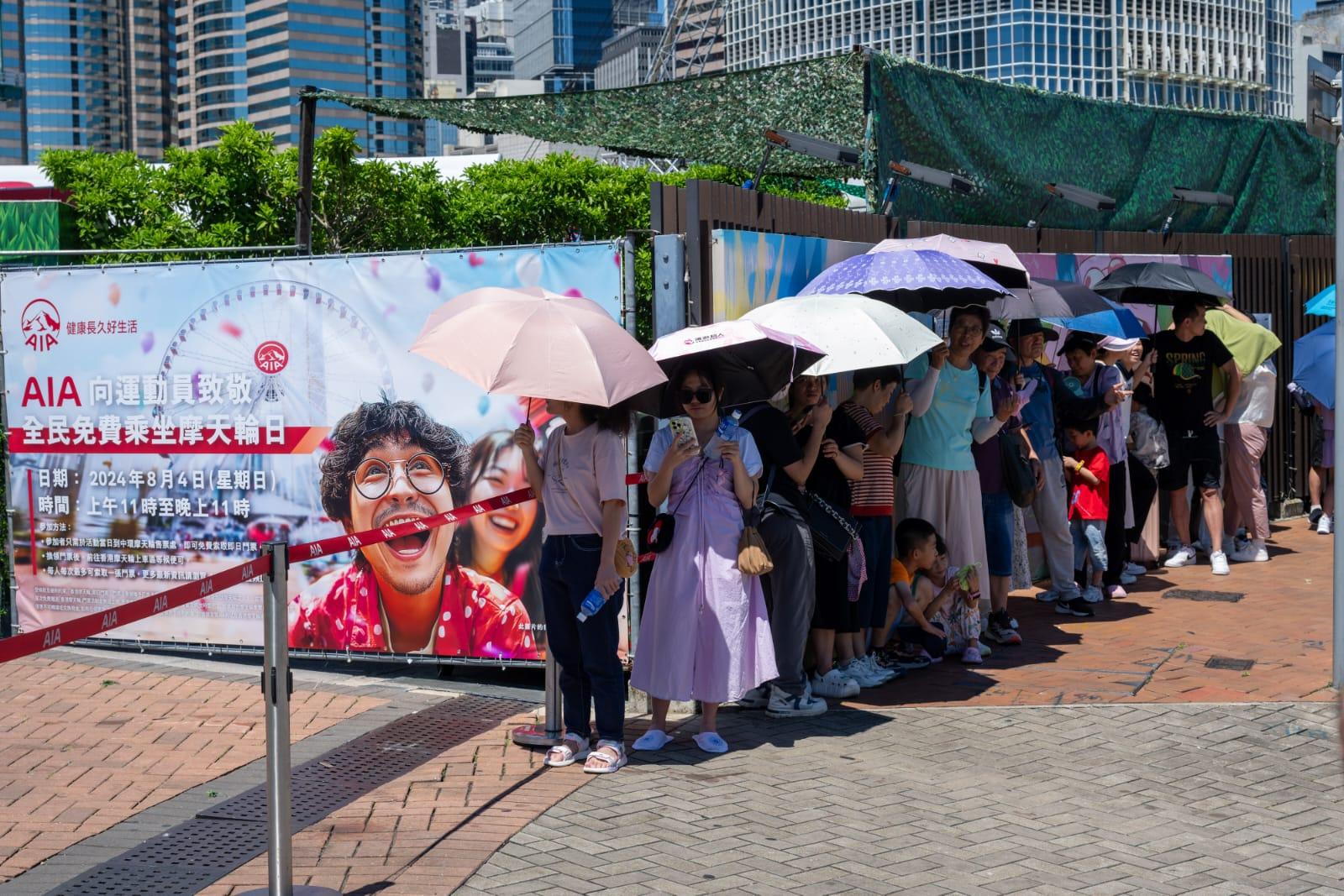 市民排隊乘坐免費摩天輪。(陳奕釗攝)