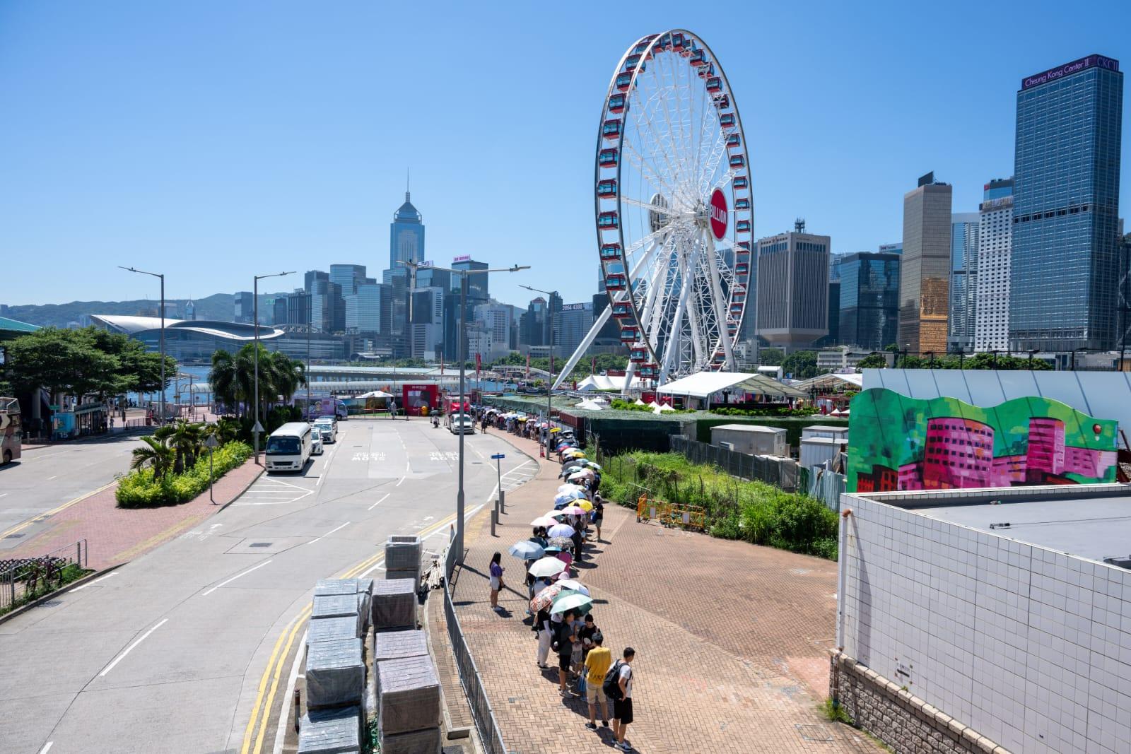 市民排隊乘坐免費摩天輪。(陳奕釗攝)