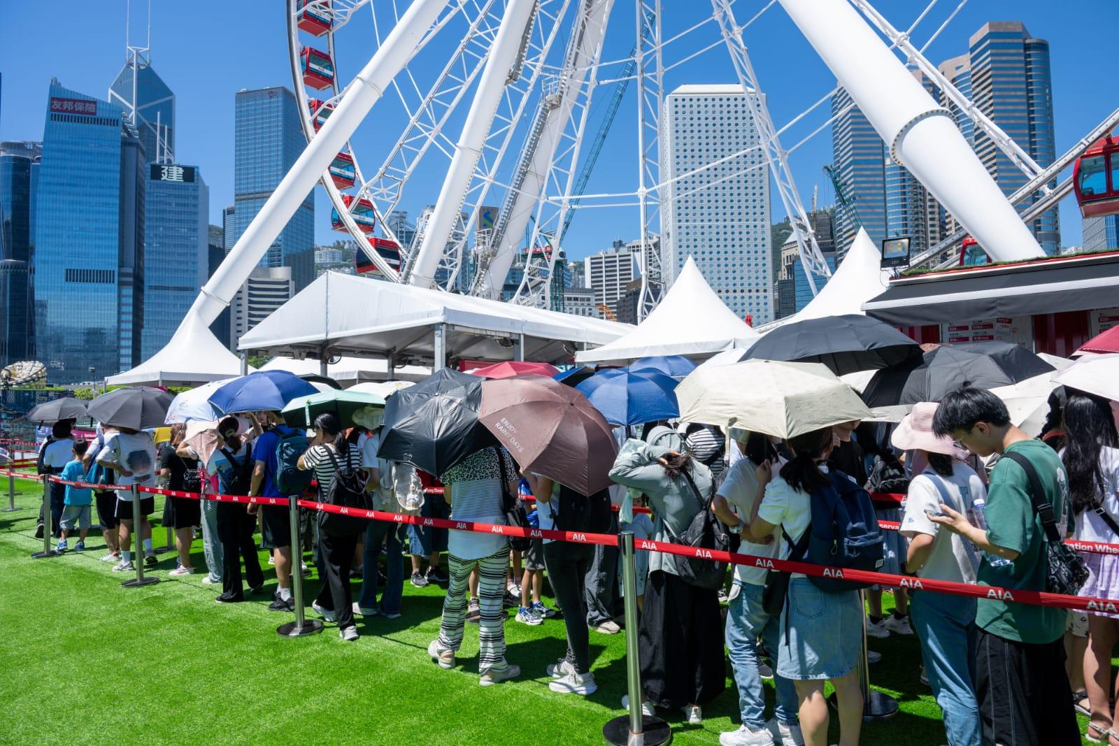 市民排隊乘坐免費摩天輪。(陳奕釗攝)