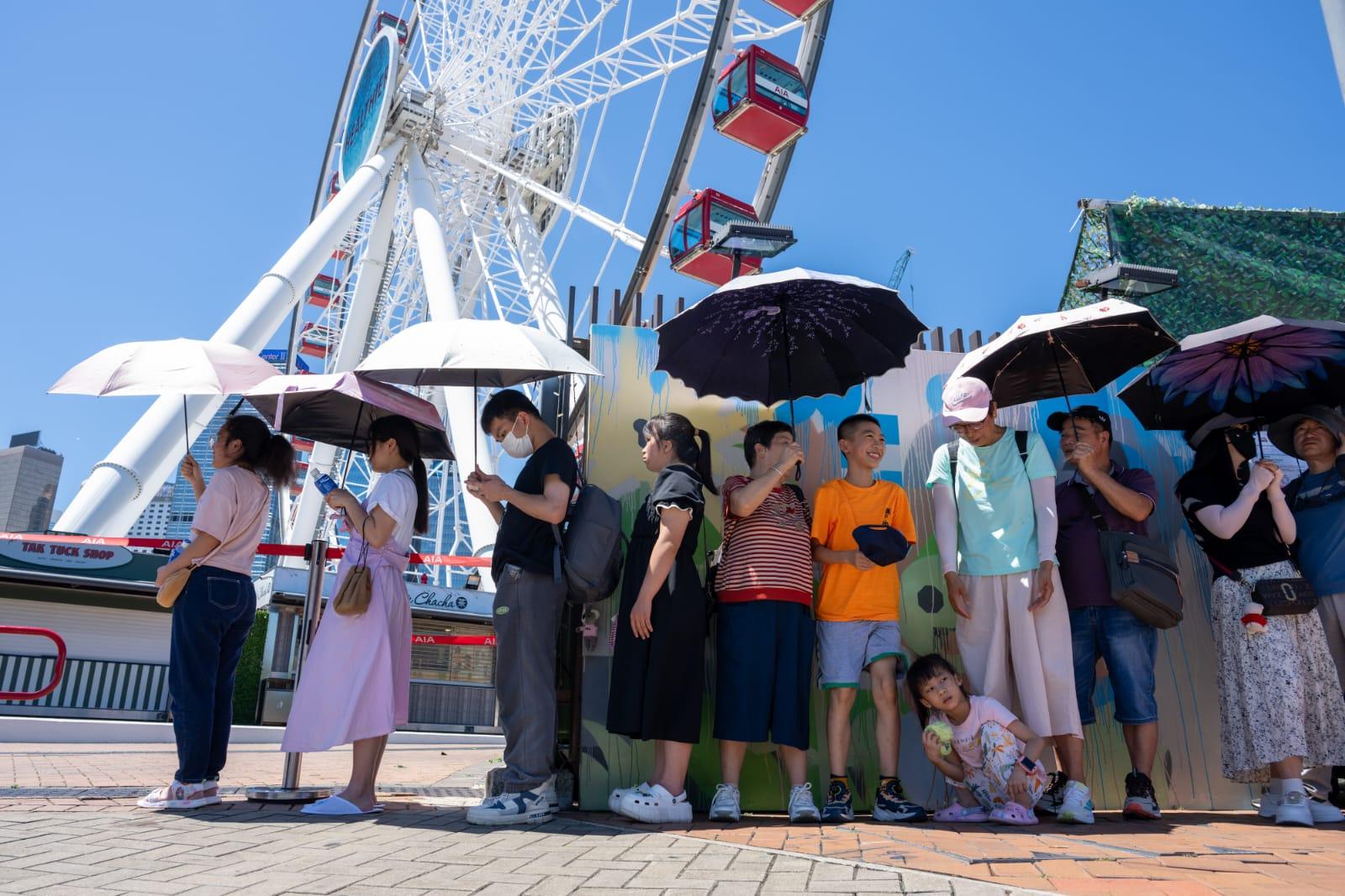 市民排隊乘坐免費摩天輪。(陳奕釗攝)
