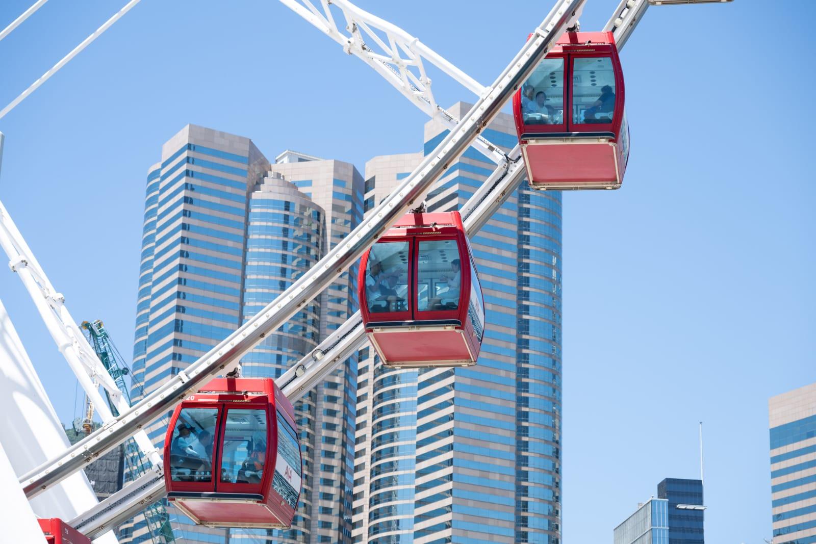 市民排隊乘坐免費摩天輪。(陳奕釗攝)