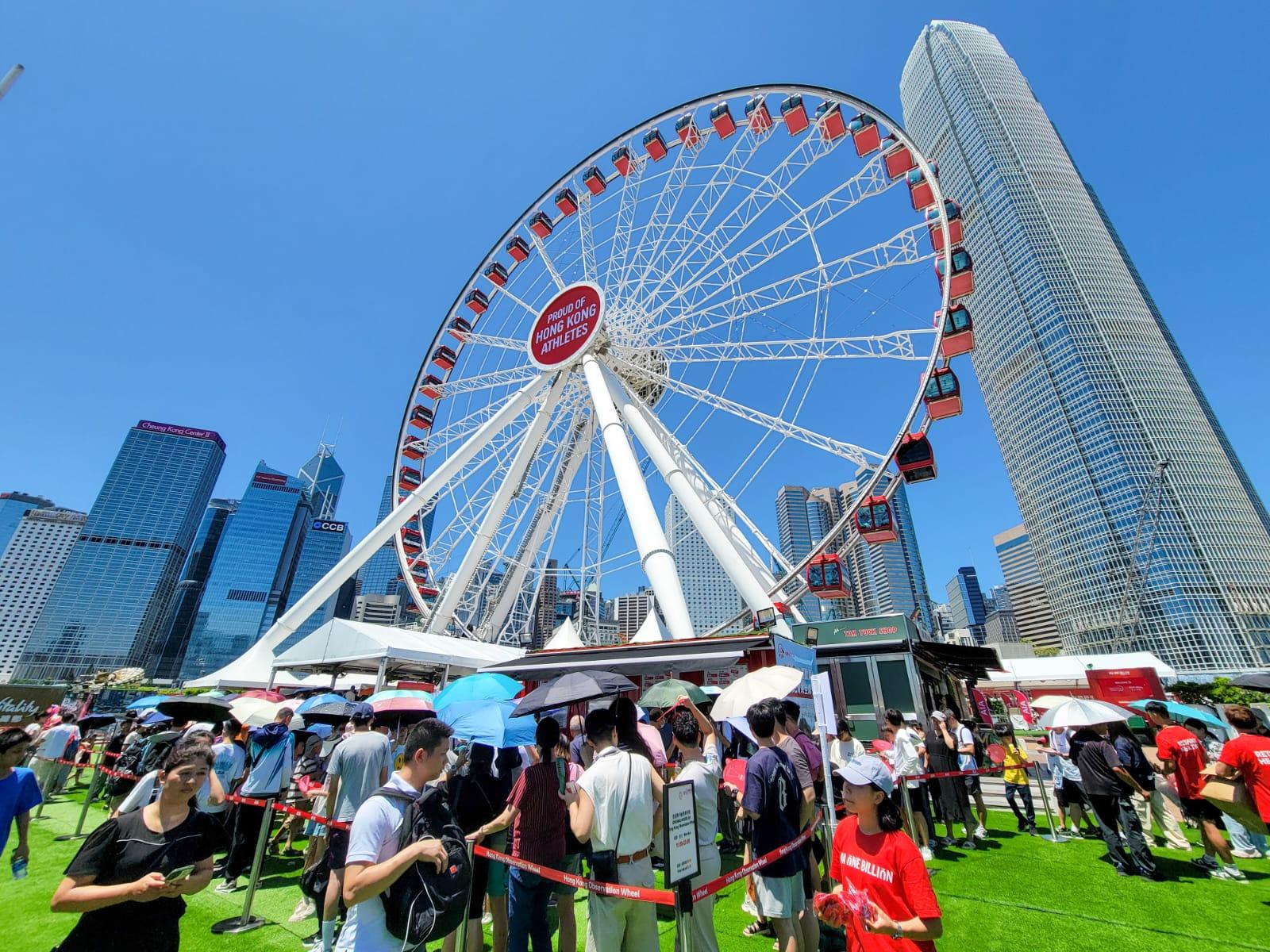 市民排隊乘坐免費摩天輪。(陳奕釗攝)