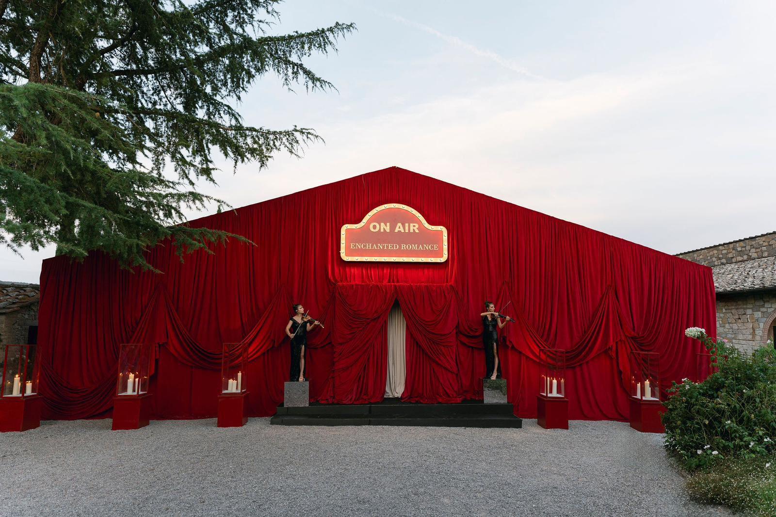 晚宴由吳千語親自構思,主題定為「Life is a Movie」。