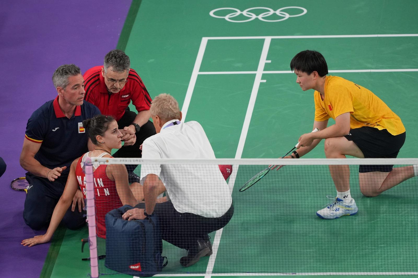 巴黎奧運|西班牙球手馬蓮在4強大幅領前何冰嬌卻因重傷而退賽,獲後者上前安慰。(美聯社)