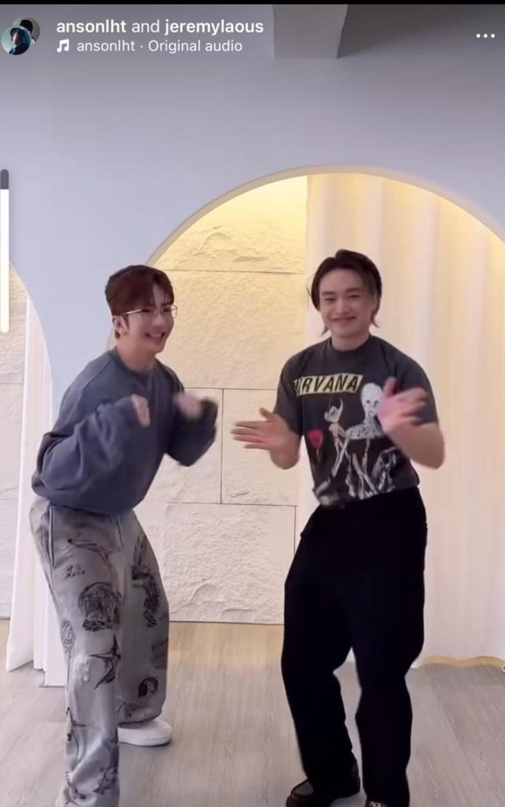 Anson Lo與Jer做《Hey Hey OK!》的招牌動作。